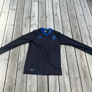 Rangers tröja 22-23 fjärdetröja  - Jätte bra skick och knappt använd.