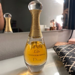 j’adore L’Or: essence de pafrum, Dior - Dior parfym med jättegod doft som varar i längre perioder. Använt kanske 20% av parfymen. Ingen förpackning kvar tyvärr. 40 ml. Original pris: 1000-1500kr