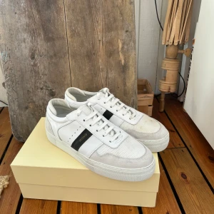 Axel Arigato sneakers - Säljer mina skor som inte passade min fot. De är endast använda en gång sedan har dem legat i garderoben.  Kan skickas!