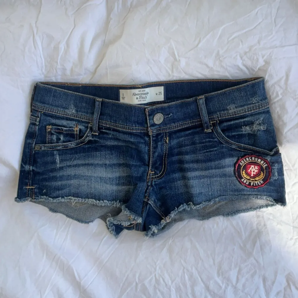 SJUKT SNYGGA low waist jeans shorts från Abercrombie & Fitch!! Midjemått 39cm❤️. Shorts.