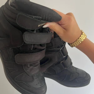 Isabel Marant liknande skor - Jättefina isabel Marant liknande skor!! Kardborrebanden högst upp fäster inte så bra ibland, annars bra skick