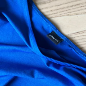 Topp från Gina tricot strl xs i fint skick  - Topp i härlig blå färg från Gina Tricot strl xs i fint skick 