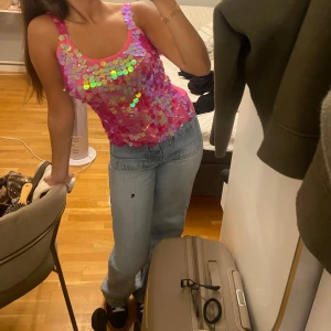 Topp - Sååå snygg topp! Några paljetter har fallit av men lika snygg ändå inget som märks av! 