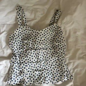 Topp - Supersöt prickig topp, omsydda band och insydd i ryggen villket inte syns på utsidan❣️ (närmare bild på de sista två bilderna)