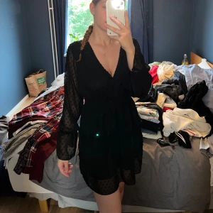 Svart klänning  - Svart klänning från Shein i S.  Fint skick, har spruckit lite i axeln på baksidan men inget som syns eller påverkar. 