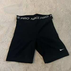 Nikepro  - Säjer mina tränings shorts för att får ingen användning för dem längre. Ny pris 799 säljer för 200 