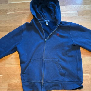 Ralph lauren zip Hoodie - Ralph lauren zip Hoodie  Skicka 8,5 av 10 Den är storlek small jag hade den när jag var 173 cm så den passar small kan nog passa medium också Litet hål på höger Axel men man kan nog fixa det. Pris kan diskuteras  