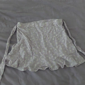 Kjol Från Kappahal💐 - Fin blomm kjol från kapphal den har Inga fläckar. kan gå ner i pris💗