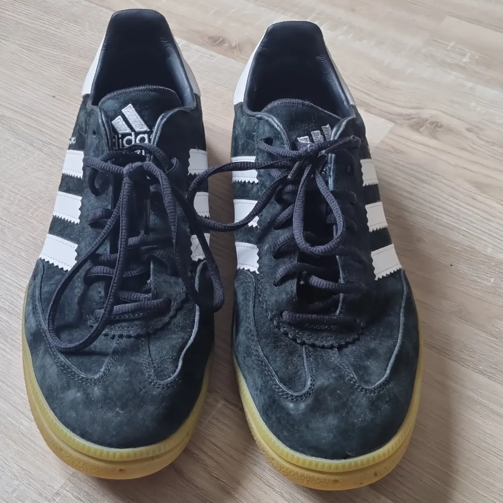 Använda Adidas Spezial handbolls skor storlek 45 i bra skick extra bra ifall du spelar målvakt i handboll . Skor.