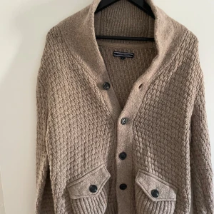 Tommy hilfiger - En tröja från Tommy hilfger i väldigt bra kvalite  Storleken är S men känns mer som M  Ord 2999:- 