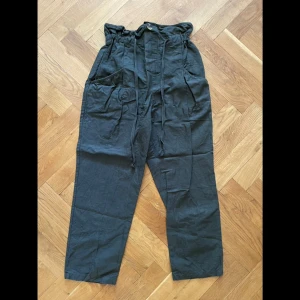 Mörkgröna byxor - Snygga mörkgröna byxor med band i midjan. Material i linne och bomull!