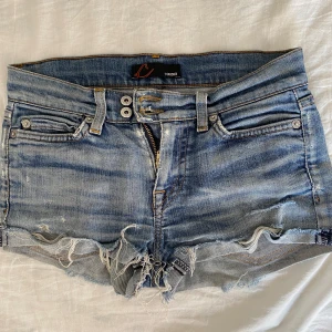 Low waist jeans shorts  - Super snygga low waist jeans shorts. Skriv privat för fler bilder💕 måttbandet rakt över med stängd gylf är 36/37cm💕