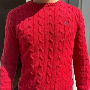 Ralph Lauren Kabelstickad tröja - Röd  - Kabelstickad Ralph Lauren tröja i mycket bra skick, storlek S. Säljer pga vuxit ur den. Passar dig som är 175-185