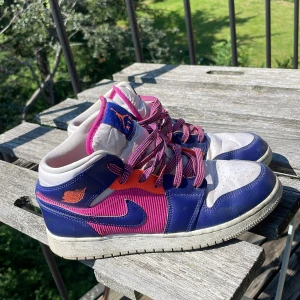Nike Air skor - Säljer pga för små. Lite små i storleken så passar bäst för 38:a💜