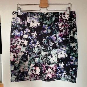 As snygg mönstrad kjol - Från Gina, storlek L. Med slits💗