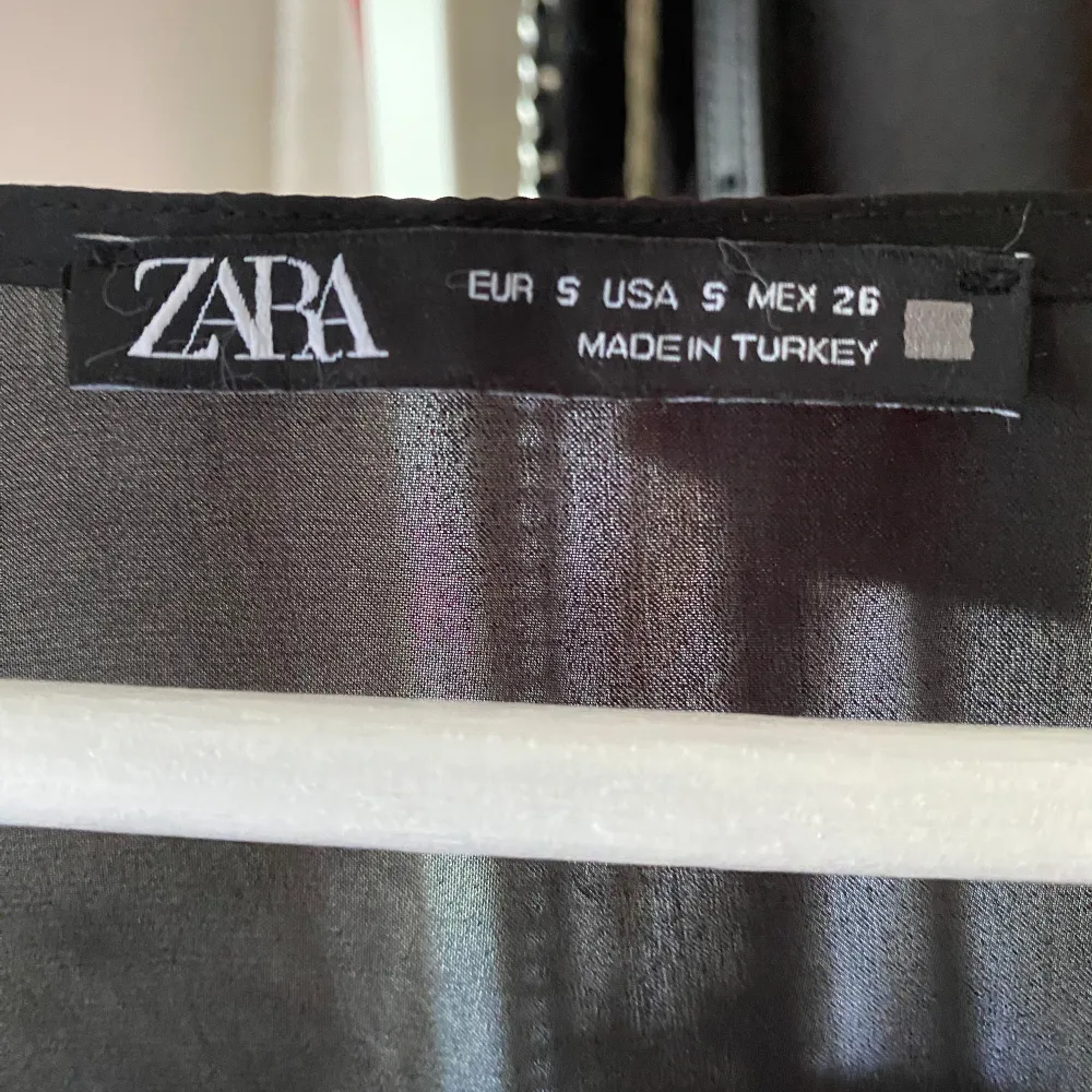 Skitsnygg topp från zara i bra skick, säljer då den tyvärr är för liten på mig💓 Pris kan diskuteras!. Puserot.