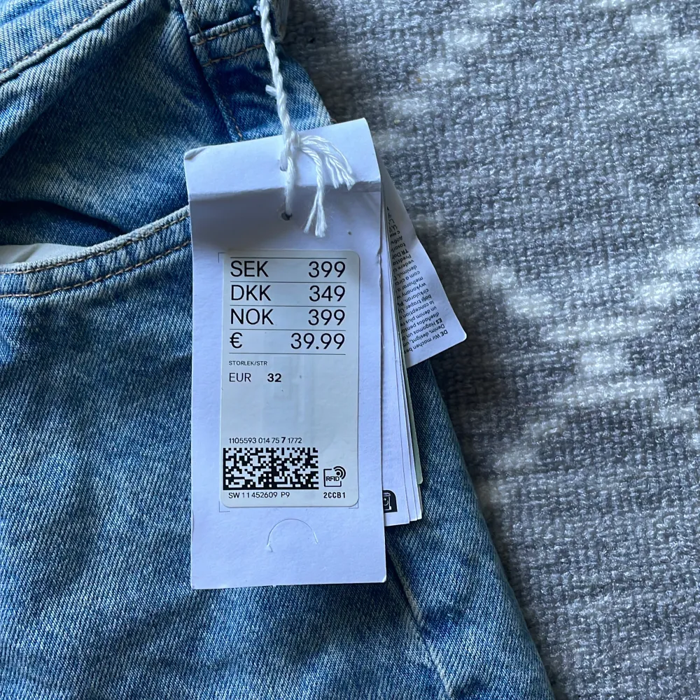 Säljer dessa nya jeans för de kommer inte till användning. De är i storlek 32 och säljer dessa för 200 kr. Jeans & Byxor.