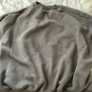 grå tröja nelly - säljer denna gråa tröjan från nelly i storlek s, perfekt till en kall höstdag eller bara ha hemma