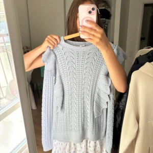 Stickad tröja ❤️ - Säljer då jag inte använder och för att de inte är i min stil 💕 Skulle säga att den passar någon som har xs också 