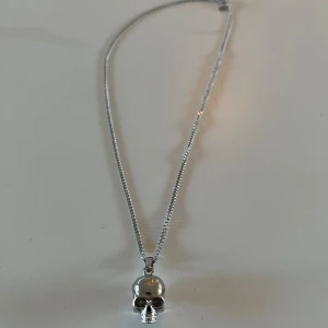 Skull Pendant (Silver) Halsband - Från CRAFTD 52 cm