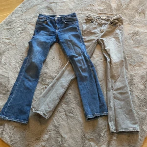 Gina tricot jeans 2 pack - 2 stycken bootcut, low waist, jeans. Ett par grå och ett par klar blåa. Båda två är väldigt fräscha och har inte använts så mycket.