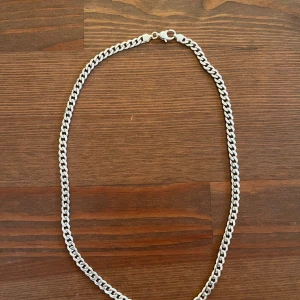 Silver länk - Kedja i nyskick, 50 cm och är i 925- äkta silver! Helt felfritt!! Pris går att diskutera vid snabb affär