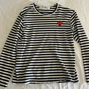 Randig cdg play tröja - Randig långärmad tröja från cdg play (comme des garcons). Snygg och skön, bra skick och knappt använd. Storlek S och sitter som en S. Pris kan diskuteras 