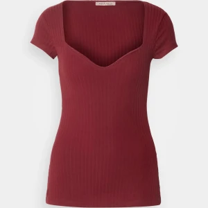 röd t-shirt  - Säljer dennna populära tröjan då den knappt kommer till användning. super bra skick, nästan som ny💕