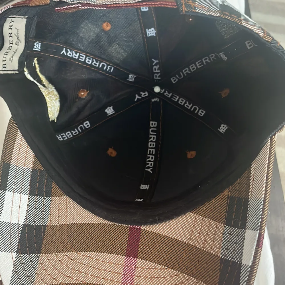 En snygg burberry keps i MC och är i extremt gott skick exakt som den originala, köptes i Spanien för 450 kr men säljer 100 kr mindre 💕. Accessoarer.