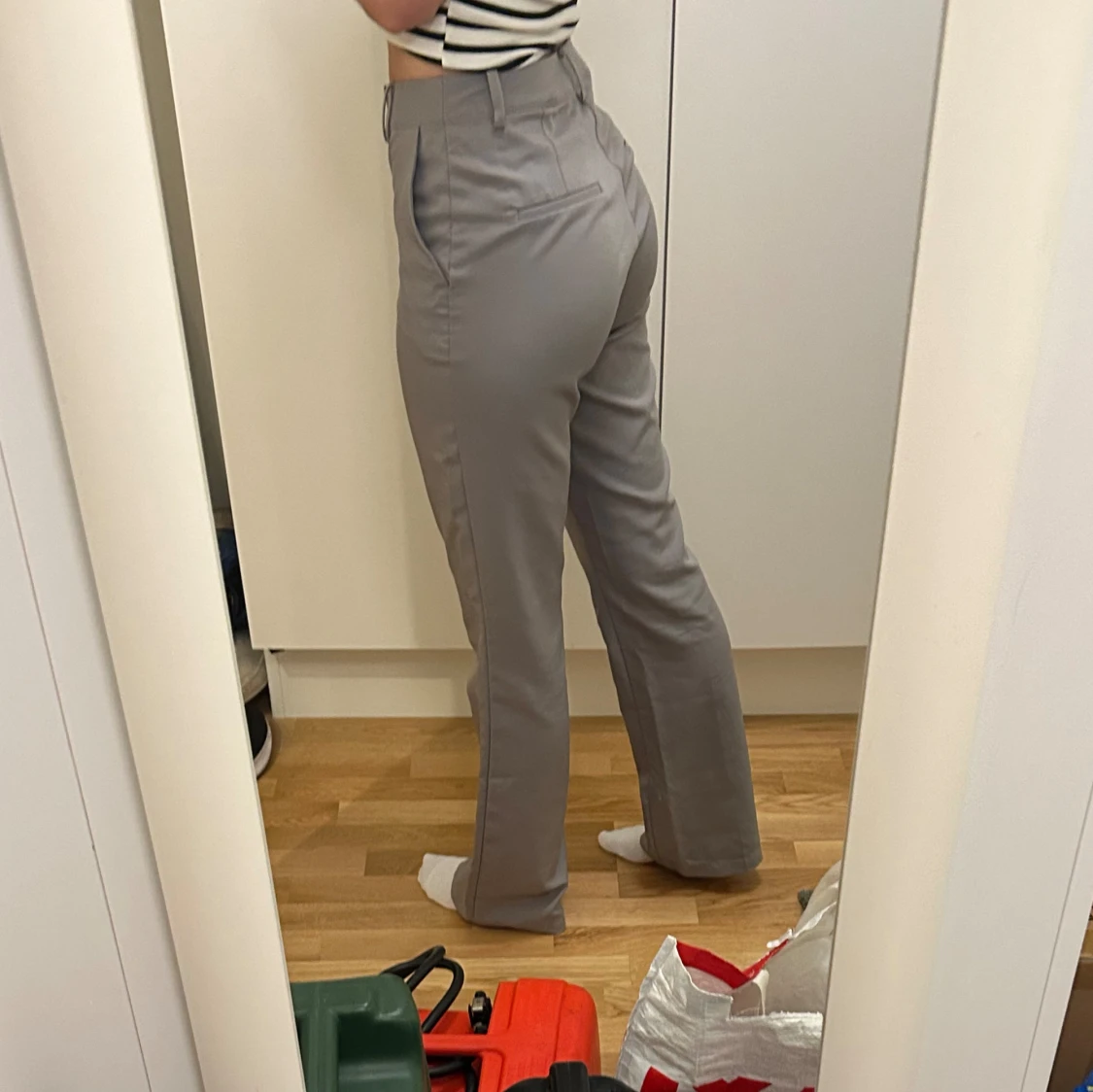 Gråa kostymbyxor  - 90
