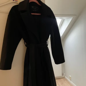 Kappa - En svart kappa i storleken L  säljer pågrund av att den är förstor skriv för mer frågor!✨