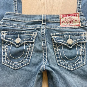 Jeans - Så snygga lågmidjade jeans från true religion💗