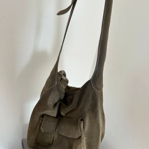 Snygg axelremsväska! - Jättesnygg väska perfekt till skola och jobb då den får plats med datorer och böcker! 