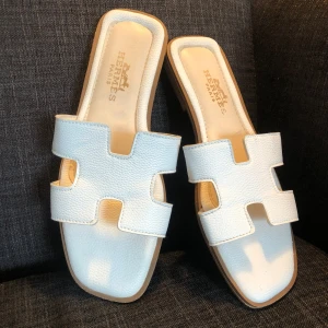 Vita sandaler stl 40 oran stil  - Använda men bra skick, se bilder för slitage  Stl 40 Liknar modellen oran med H form 