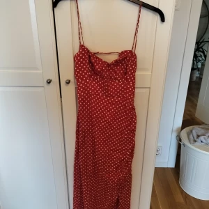 Klänning - Aldrig använd klänning ifrån Zara.