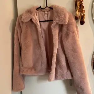 Rosa Teddyjacka från H&M i storlek 34. Knappt använd.