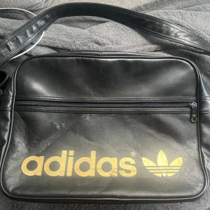 axelremsväska  - en riktigt drainig adidas axelremsväska🤑, väldigt rymlig och ren. endast sliten på framsidan annars är resterande delar av väskan i nytt skick. 