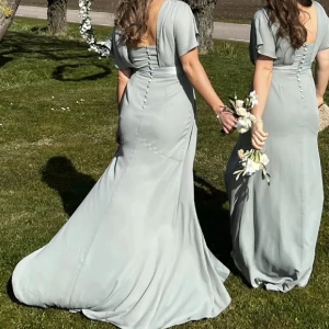 Klänning  - Klänning med hög slit. Passar brudtärna eller bröllop. Storlek 36. Men sitter som en 34-36