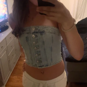 Jeanstopp - Säljer min snygga jeanstopp från zara som jag endast använt en gång, jätte fint skick och är i storlek S men passar S-Xs