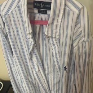Ralph Lauren skjorta  - Skjorta ifrån Ralph Lauren  Storlek Medium Fräsch som fan men kan behövas strykning. Skick 8/10