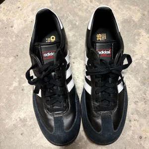 Adidas samba  - Använda en gång  och är så gott som nya  