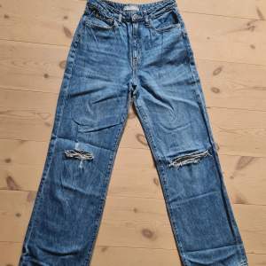 Wide jeans strl 29/32. Köparen står för frakten.