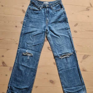 Wide wihnie risid jeans strl 29/32 - Wide jeans strl 29/32. Köparen står för frakten.