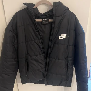 Nike jacka, ser nästan ny ut har använt några gånger, säljer för den e inte min stil längre  - Storlek XS
