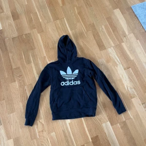 Adidas hoodie - Svart adidas hoodie i bra skick. Storlek 13-14y men funkar bra som Xs/S