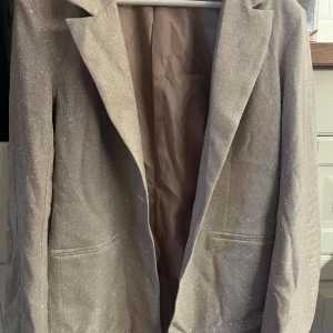 Glittrig kavaj - Endast använd en gång! 