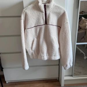 Piletröja med dragkedja - HM - Storlek XS - Jättefin och mjuk piletröja med dragkedja som aldrig kommit till användning. Från HM. Storlek XS. Slutsåld. 
