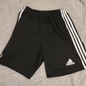 Fotbollshorts  - Adidas fotbollshorts, storlek M, är i ny skick.