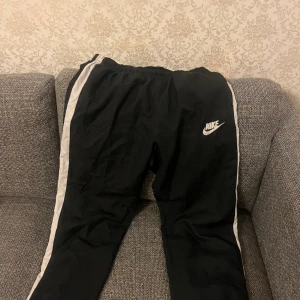 Nike byxor strl L - Jättefint par byxor jag säljer de pga de är för stora jag använder aldrig de om ni har några frågor så är det bara att skriva👍😆
