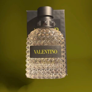 Valentino Yellow dream - Säljer min valentino born in roma yellow dream parfym, använder den inte så mycket. Köpte förra sommaren och det är kvar ca 3/4 i flaskan så nästan fullt! Doftar sött och somrigt, noterna finns på fragrantica.com✌️